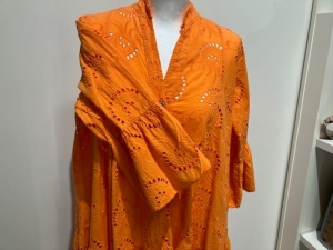 oranje kleedje met broderie 