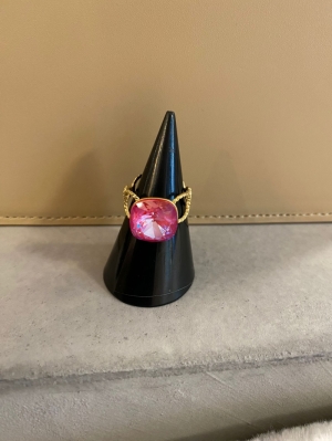 ring met roze steen  