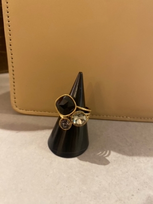 ring met 3 stenen zwart spikke 