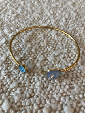 gouden armband met mat blauwe  blauw