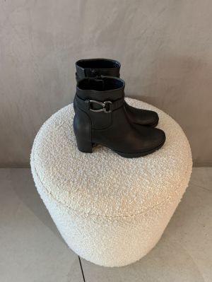 zwart enkellaaarsje op hak zwart